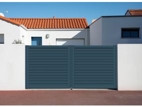 Portail battant alu plein - PERSIENNE