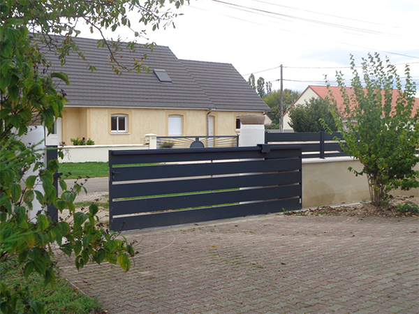 Portail coulissant gris anthracite MISTRAL
