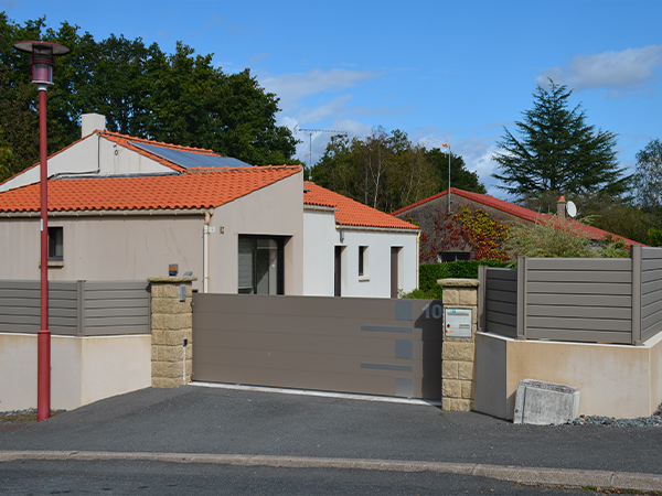 Portail DECO modèle gate-line et clôture PERSIENNE